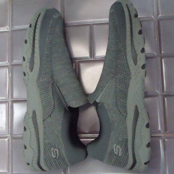SIZE 10.5. Skechers Relaxed Fit Air- Cooled sneakers. - Picture 13 of 16